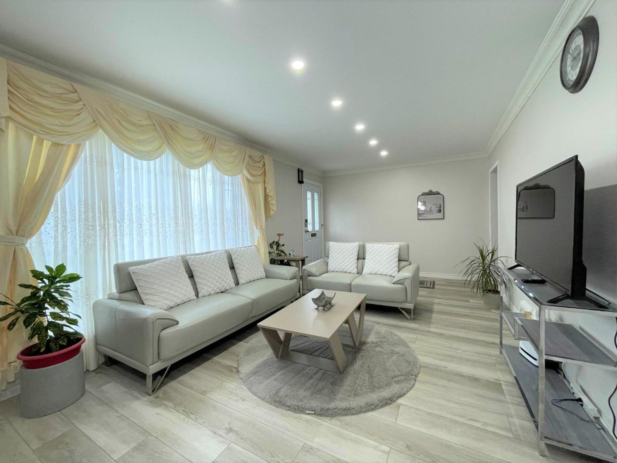 Вілла Luxurious Cozy House In Bluffs With Lake View Торонто Екстер'єр фото